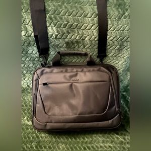 Gently Used Targus briefcase bag